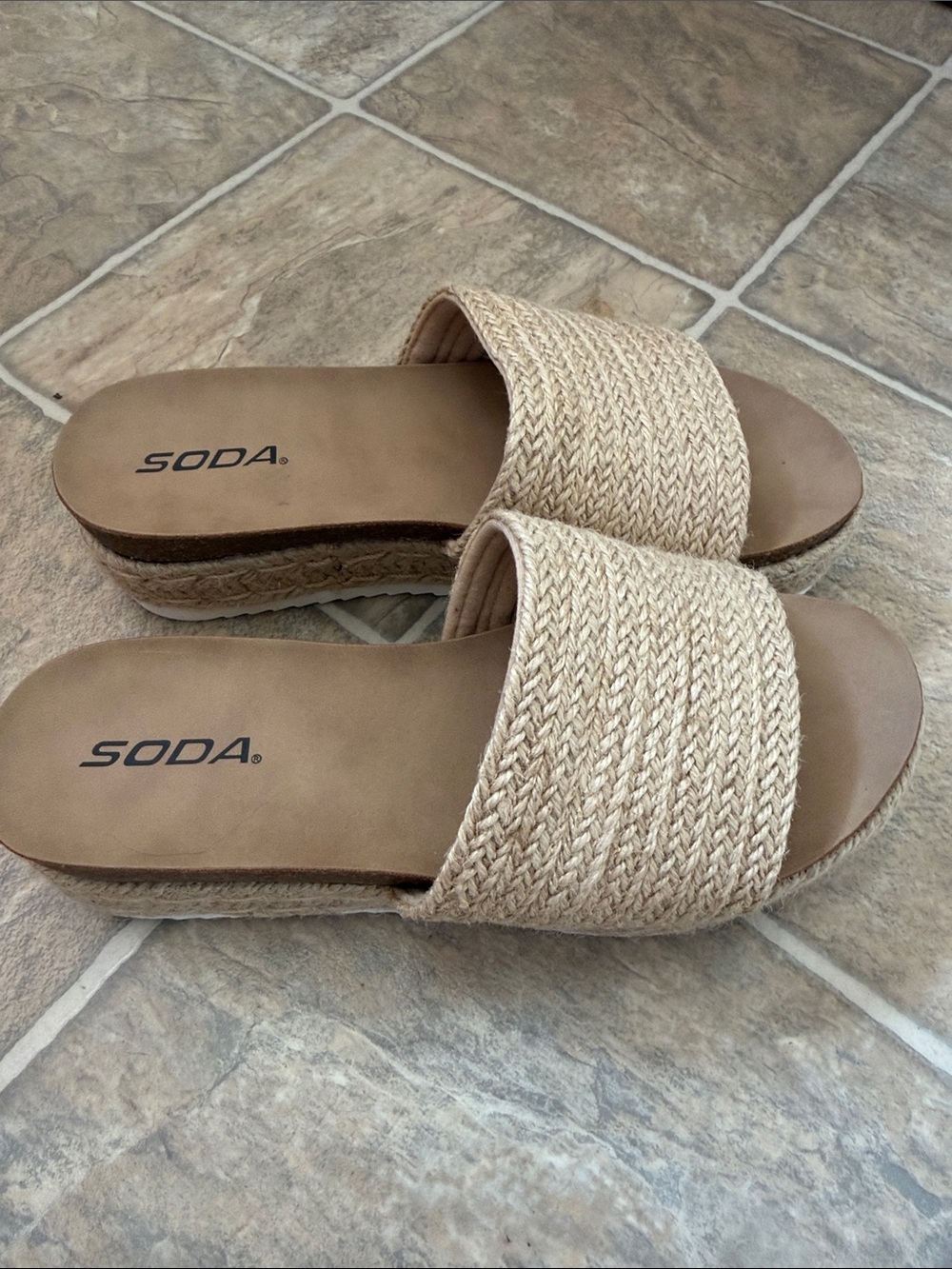 Women’s Size 8 Soda Sandals